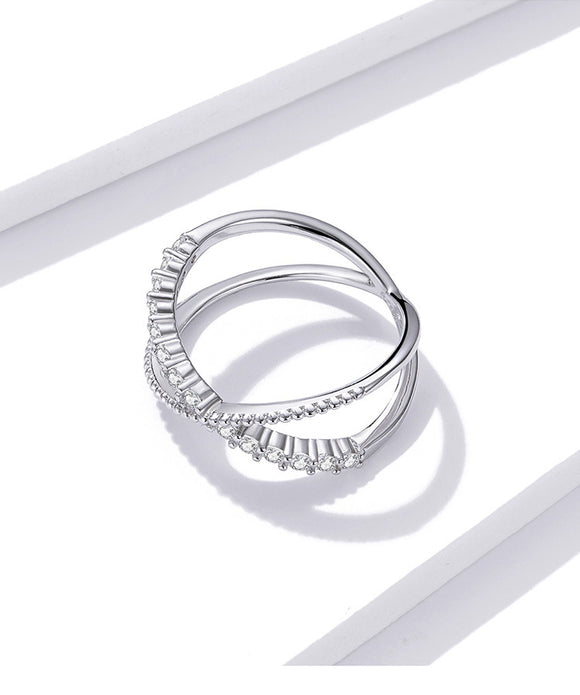 Anillo Geométrico de Diamantes con Líneas Entrelazadas