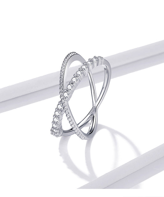 Anillo Geométrico de Diamantes con Líneas Entrelazadas