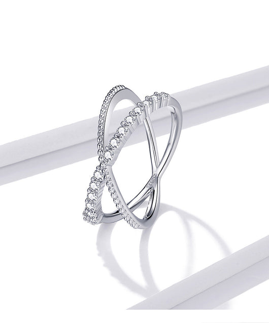 Anillo Geométrico de Diamantes con Líneas Entrelazadas
