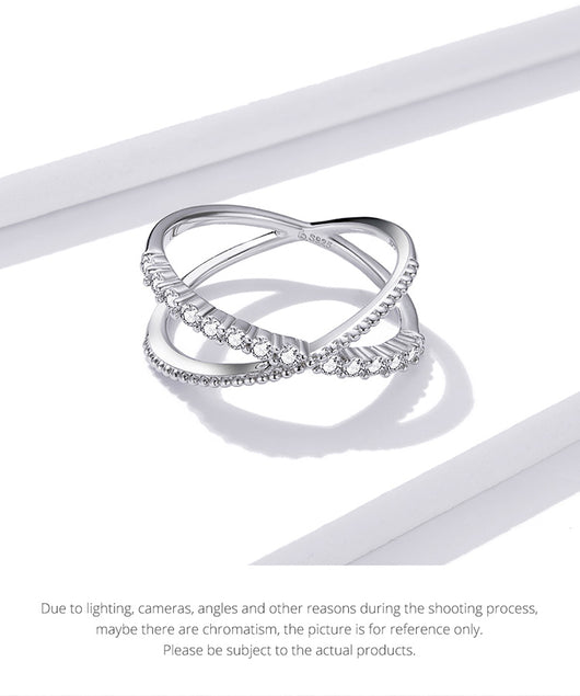 Anillo Geométrico de Diamantes con Líneas Entrelazadas - Image 3