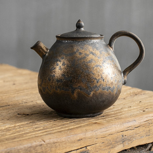 Tetera Japonesa de Cerámica Artesanal con Esmalte Oxidado y Detalles Dorados - Image 12