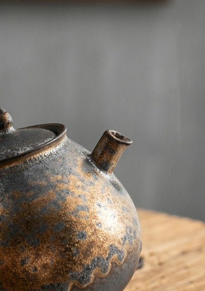 Tetera Japonesa de Cerámica Artesanal con Esmalte Oxidado y Detalles Dorados - Image 14