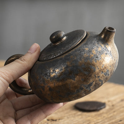 Tetera Japonesa de Cerámica Artesanal con Esmalte Oxidado y Detalles Dorados - Image 13