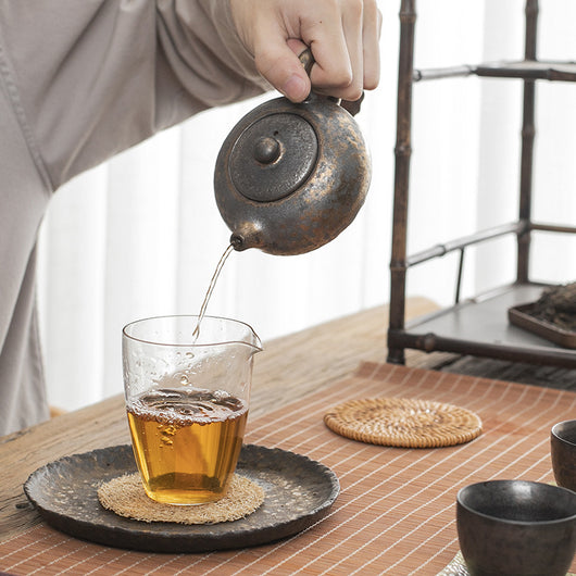 Tetera Japonesa de Cerámica Artesanal con Esmalte Oxidado y Detalles Dorados - Image 16