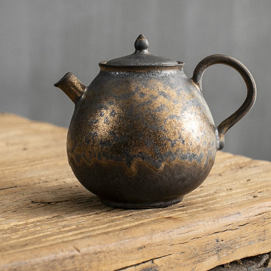 Tetera Japonesa de Cerámica Artesanal con Esmalte Oxidado y Detalles Dorados