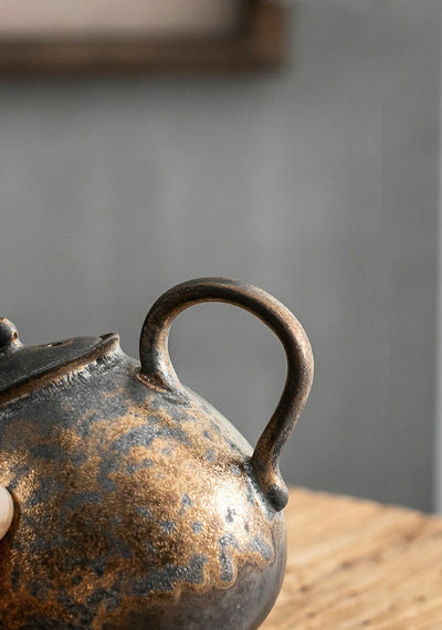 Tetera Japonesa de Cerámica Artesanal con Esmalte Oxidado y Detalles Dorados - Image 8