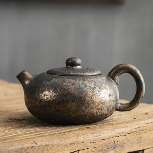 Tetera Japonesa de Cerámica Artesanal con Esmalte Oxidado y Detalles Dorados - Image 2