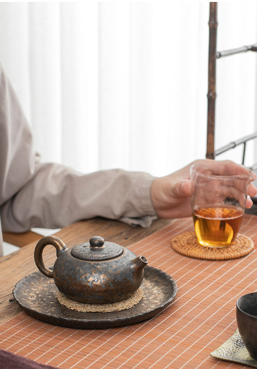 Tetera Japonesa de Cerámica Artesanal con Esmalte Oxidado y Detalles Dorados - Image 7