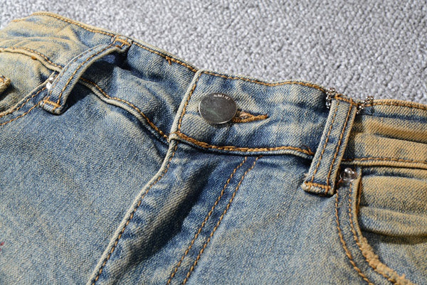 Jeans Rotos Estilo Cowboy Vintage con Detalles Amarillos y Destrucción Artesanal