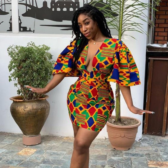 Vestido Corto Africano Elegante con Escote Profundo y Mangas Acampanadas