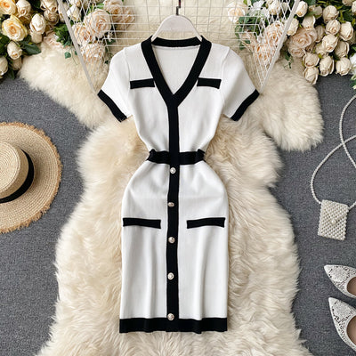 Vestido Tejido Corto Contraste Blanco y Negro con Cintura Ajustada - Image 9