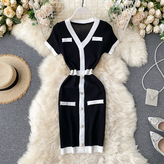 Vestido Tejido Corto Contraste Blanco y Negro con Cintura Ajustada