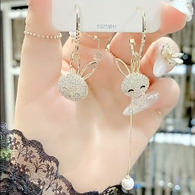 Aretes Asimétricos de Conejo con Diamantes - Diseño de Moda Femenina - Image 4