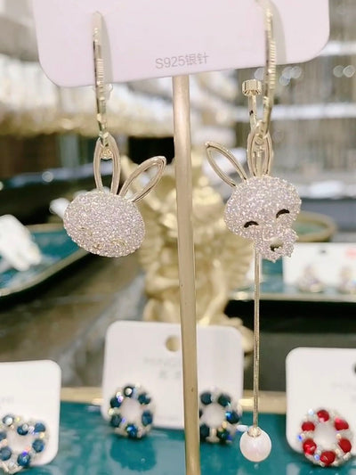 Aretes Asimétricos de Conejo con Diamantes - Diseño de Moda Femenina