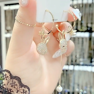 Aretes Asimétricos de Conejo con Diamantes - Diseño de Moda Femenina - Image 3