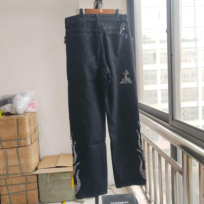 Jeans con Parche Calavera Bordado Reversible - Image 2