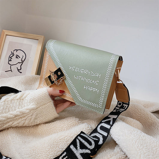 Bolso de Hombro con Correa Ancha y Letras - Image 4