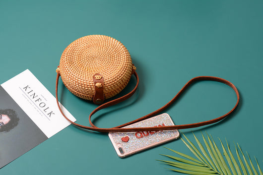 Bolsa Tejida de Ratán Artesanal - Bandolera Mini Retro con Cierre de Cuero - Image 10