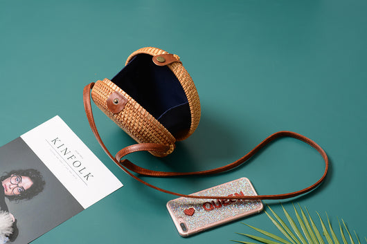 Bolsa Tejida de Ratán Artesanal - Bandolera Mini Retro con Cierre de Cuero - Image 11