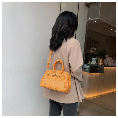 Bolso de Mano con Patrón de Avestruz - Image 14