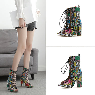 Sandalias Altas de Tacón Grueso con Estampado Serpiente y Cordones - Image 3