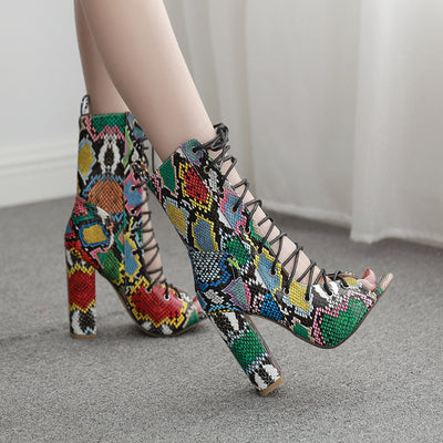 Sandalias Altas de Tacón Grueso con Estampado Serpiente y Cordones - Image 4