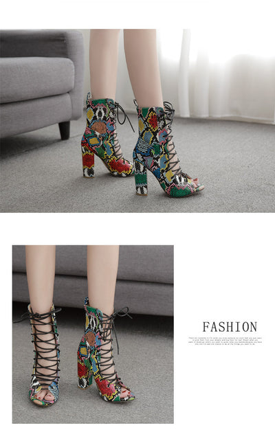 Sandalias Altas de Tacón Grueso con Estampado Serpiente y Cordones - Image 9