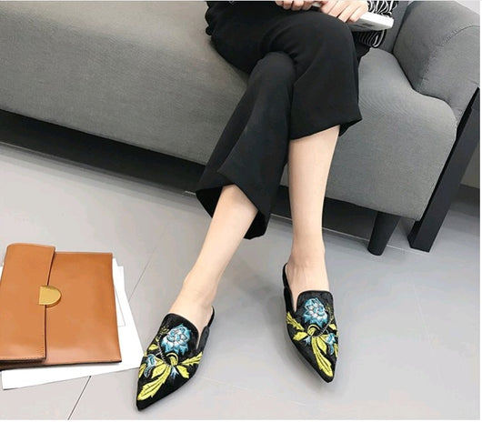 Sandalias planas puntiagudas y pantuflas de moda - Image 15