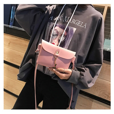 Funda Minimalista para Celular con Colgante de Venado Metálico - Image 8