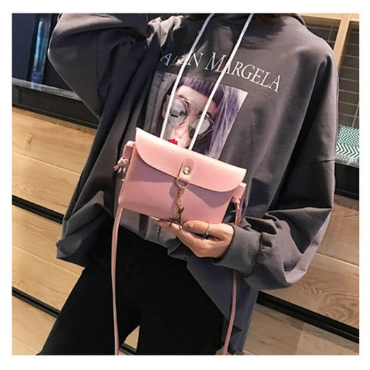 Funda Minimalista para Celular con Colgante de Venado Metálico - Image 8