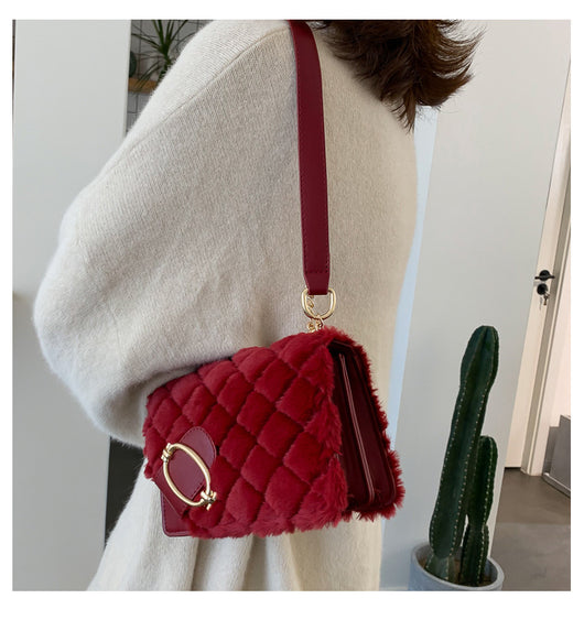 Bolso Mensajero Acolchado de Lujo para Mujer con Cadena Dorada - Image 10