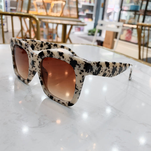 Retro oversized square sunglasses with a dark red frame and pink gradient lenses, held by a hand. - Image 11
