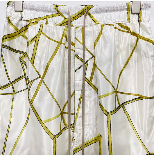 Shorts Cómodos con Estampado Abstracto en Tela Ligera - Image 20