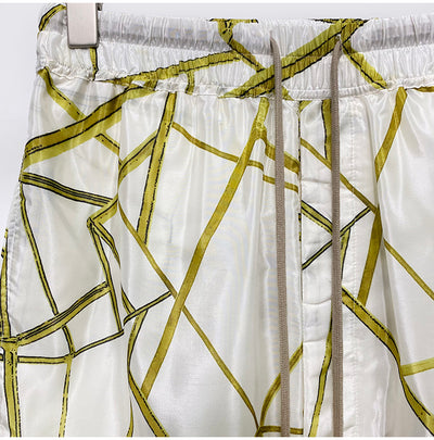 Shorts Cómodos con Estampado Abstracto en Tela Ligera - Image 22