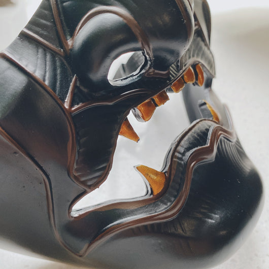 Máscara de Cosplay de Moldeo Único en Resina con Diseño Cóncavo - Image 8
