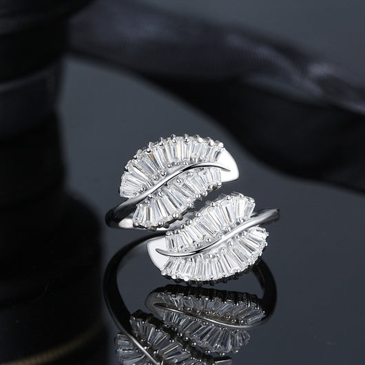 Anillo Ajustable de Oro Blanco con Diamante en Forma de Pluma - Image 7