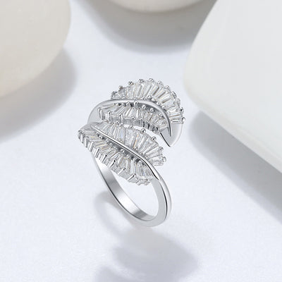 Anillo Ajustable de Oro Blanco con Diamante en Forma de Pluma - Image 8