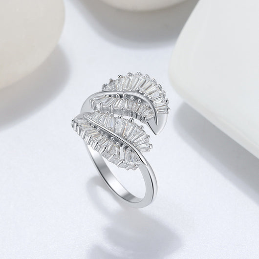 Anillo Ajustable de Oro Blanco con Diamante en Forma de Pluma - Image 8