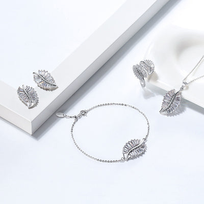 Anillo Ajustable de Oro Blanco con Diamante en Forma de Pluma - Image 9