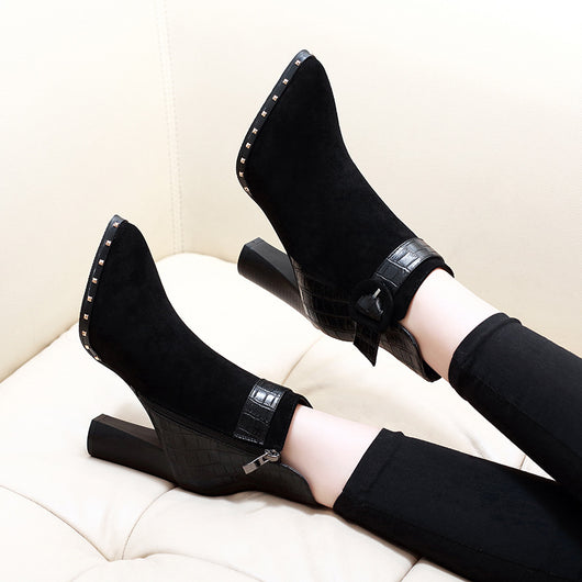 Botas Cortas para Mujer con Punta Afilada y Hebilla de Patrón Serpiente en Gamuza - Image 10