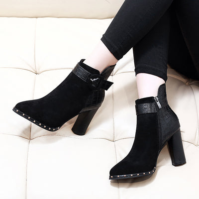Botas Cortas para Mujer con Punta Afilada y Hebilla de Patrón Serpiente en Gamuza - Image 11
