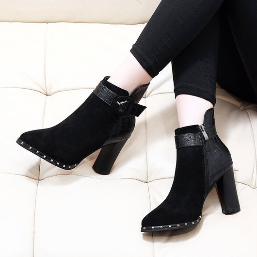 Botas Cortas para Mujer con Punta Afilada y Hebilla de Patrón Serpiente en Gamuza - Image 11