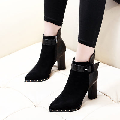 Botas Cortas para Mujer con Punta Afilada y Hebilla de Patrón Serpiente en Gamuza - Image 12