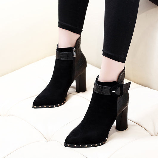 Botas Cortas para Mujer con Punta Afilada y Hebilla de Patrón Serpiente en Gamuza - Image 12