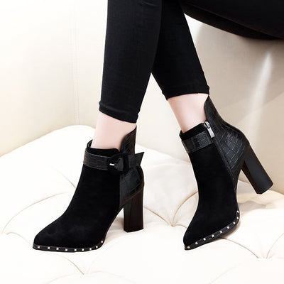Botas Cortas para Mujer con Punta Afilada y Hebilla de Patrón Serpiente en Gamuza - Image 13