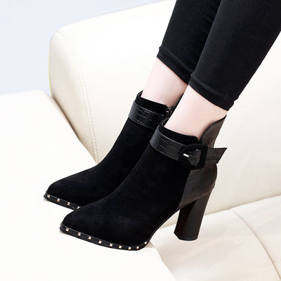 Botas Cortas para Mujer con Punta Afilada y Hebilla de Patrón Serpiente en Gamuza - Image 14