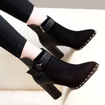 Botas Cortas para Mujer con Punta Afilada y Hebilla de Patrón Serpiente en Gamuza - Image 15