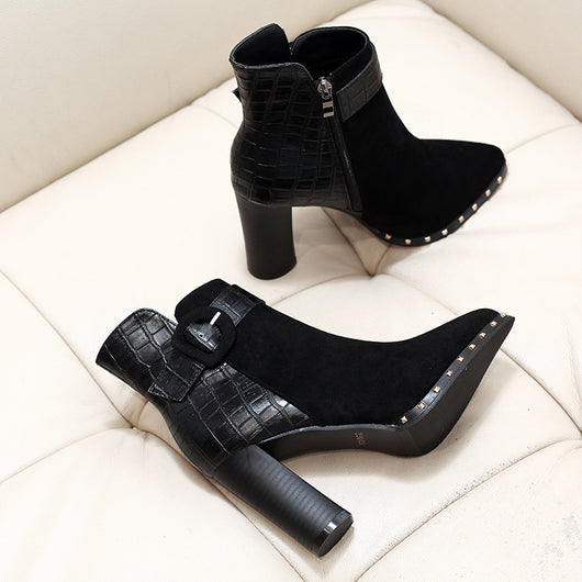 Botas Cortas para Mujer con Punta Afilada y Hebilla de Patrón Serpiente en Gamuza - Image 19