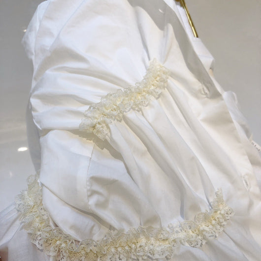Blusa Blanca con Pliegues y Detalles de Encaje - Image 8