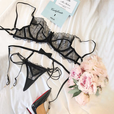 Conjunto de Lencería Sexy de Tres Piezas con Encaje y Liguero - Image 8